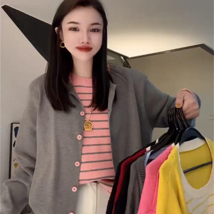 欧洲站2025年春秋新款时尚撞色单排扣套头长袖假两件针织衫女上衣