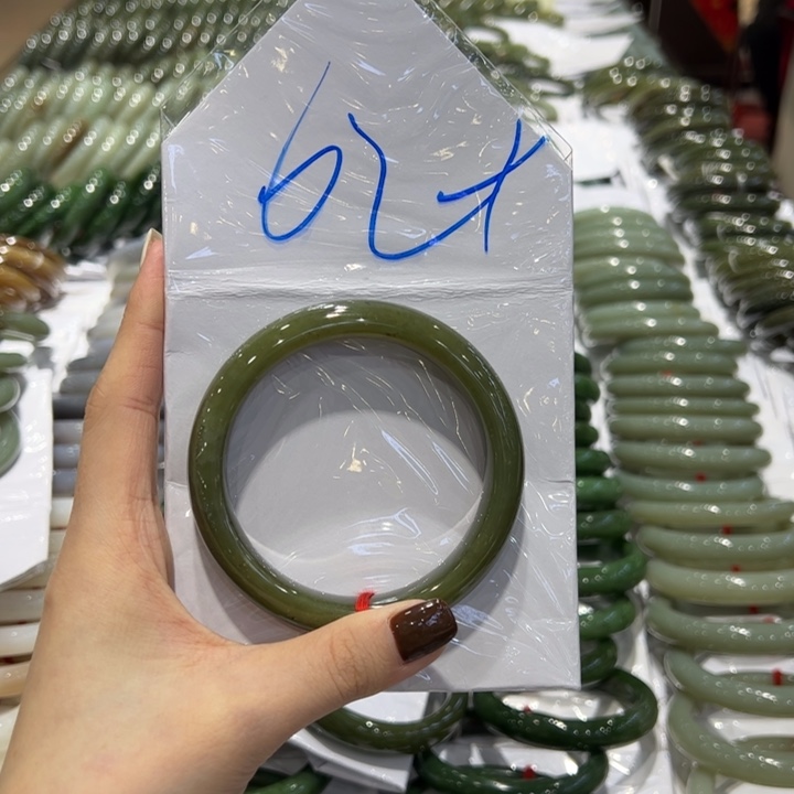 和田玉（糖玉）手镯未镶嵌小*羊