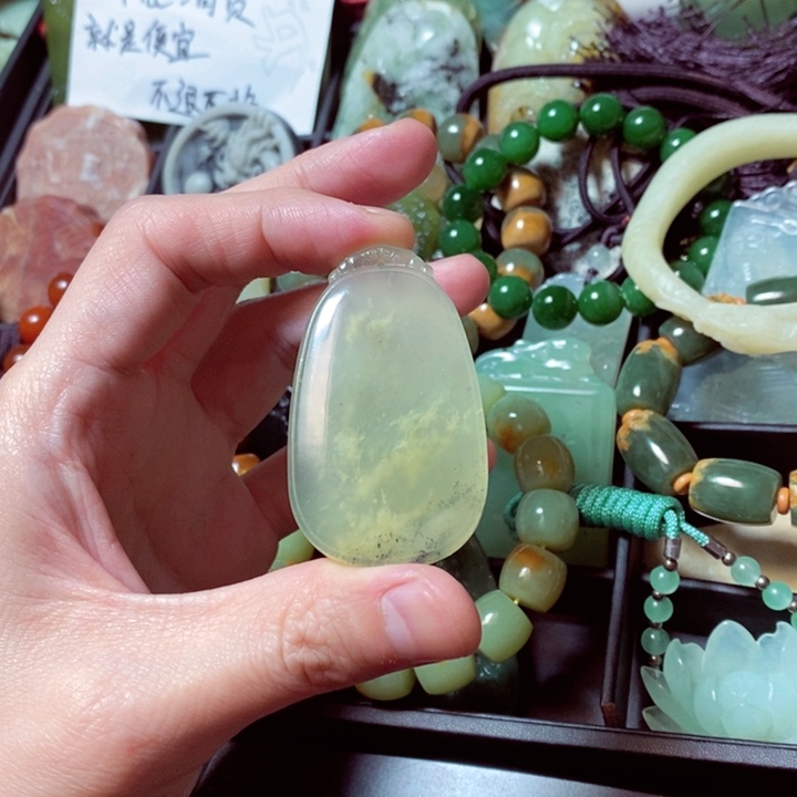 蛇纹石玉颈饰未镶嵌