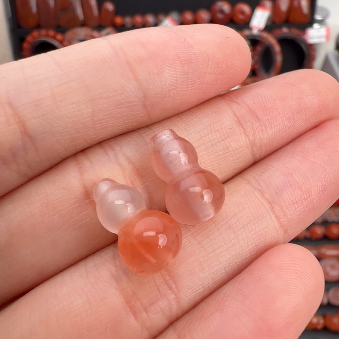 南红玛瑙未镶嵌颈饰葫芦一对