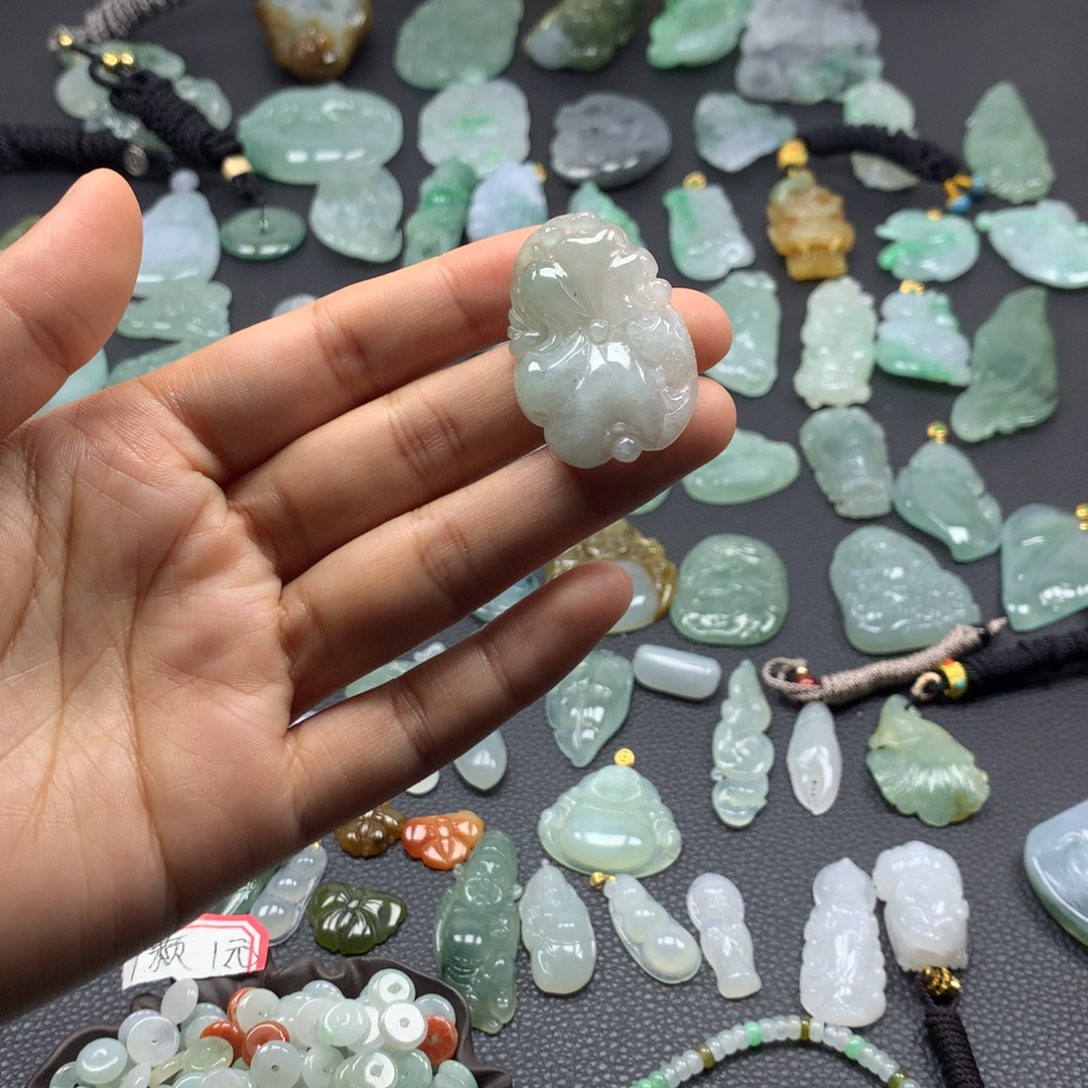 翡翠颈饰未镶嵌荷叶鱼