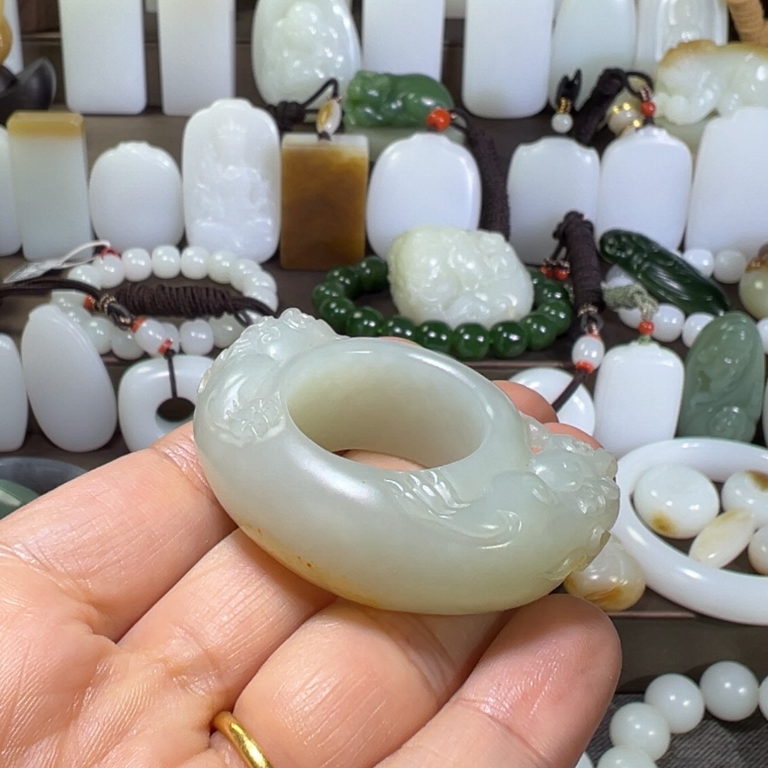 和田玉颈饰未镶嵌闲**致