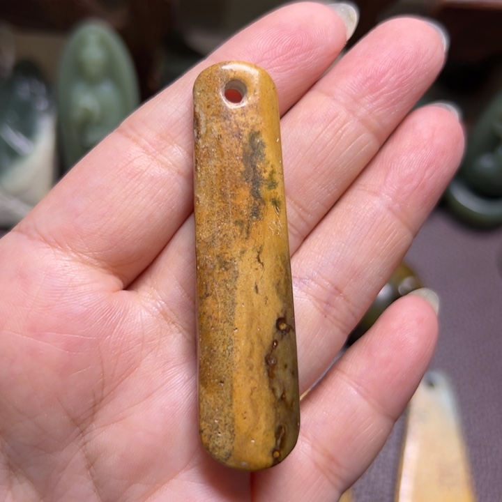 颈饰未镶嵌岫岩河磨玉（透闪石质玉）