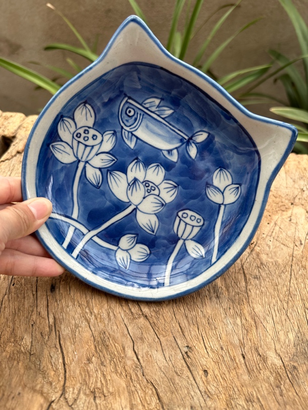 【近山古美】荷花鱼大猫头盘高温手绘釉下青花