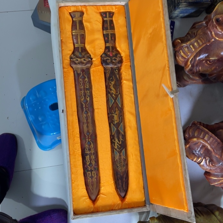 摆件。        玉剑