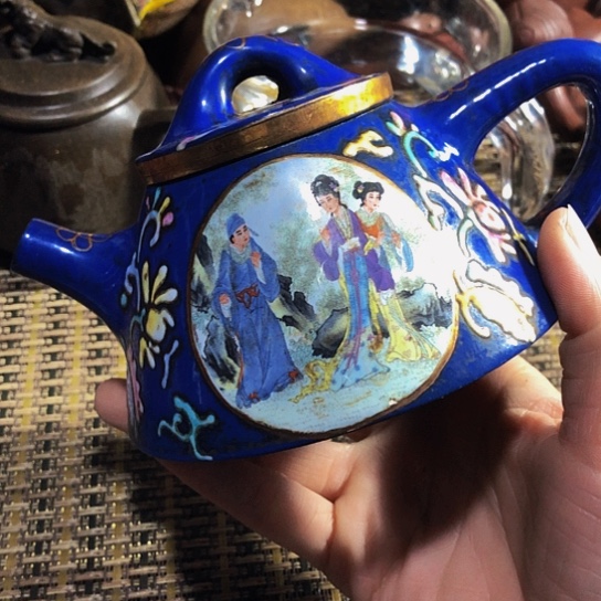 紫砂茶壶原矿泥料手工制作的紫砂壶。