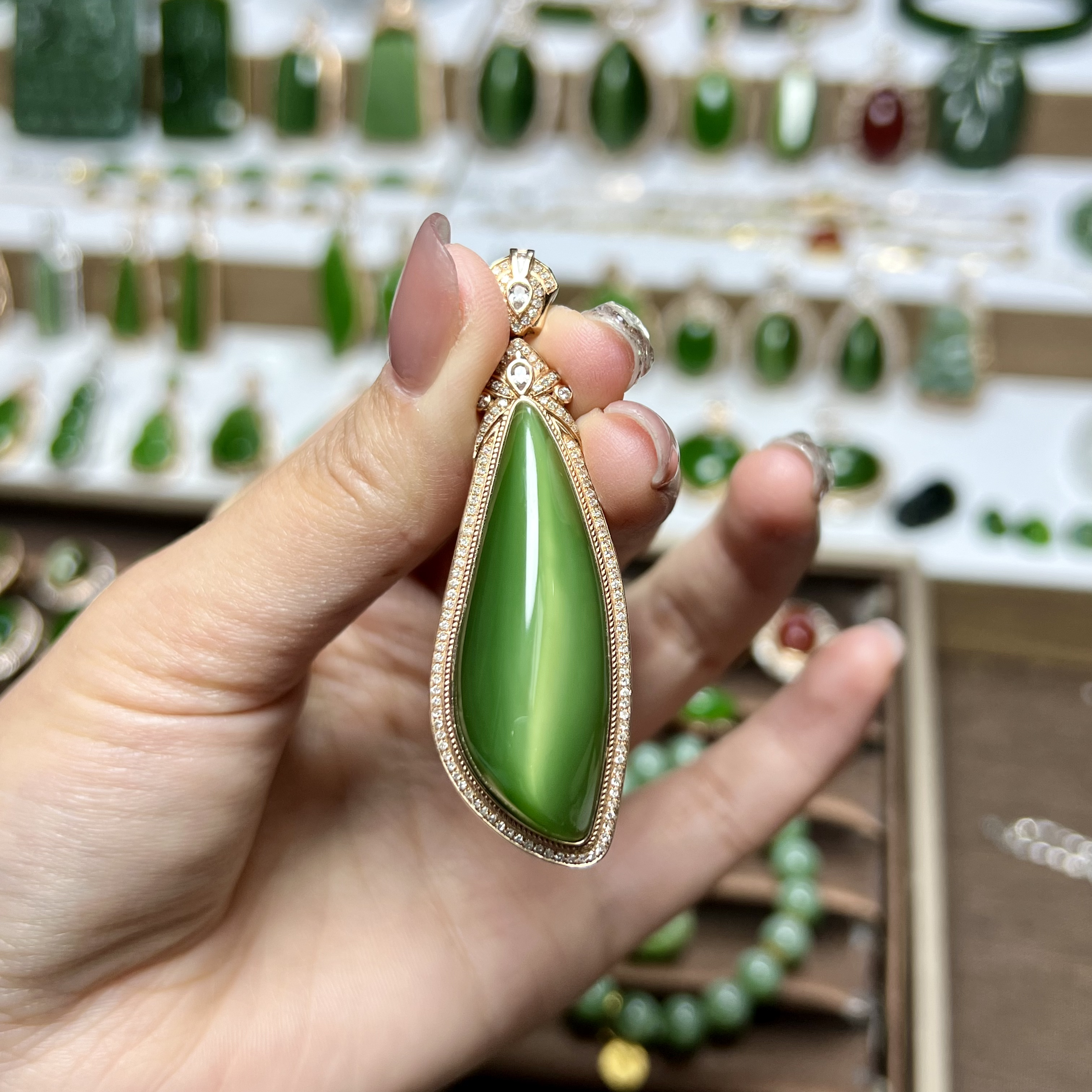 和田玉碧玉18K金镶嵌猫眼吊坠