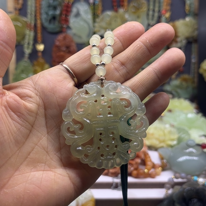 蛇纹石玉未镶嵌颈饰