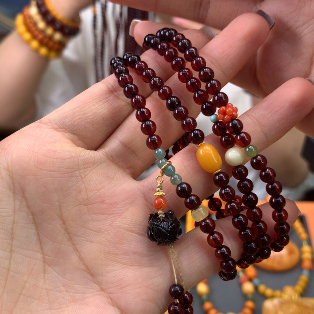 未镶嵌血珀手串多样性发