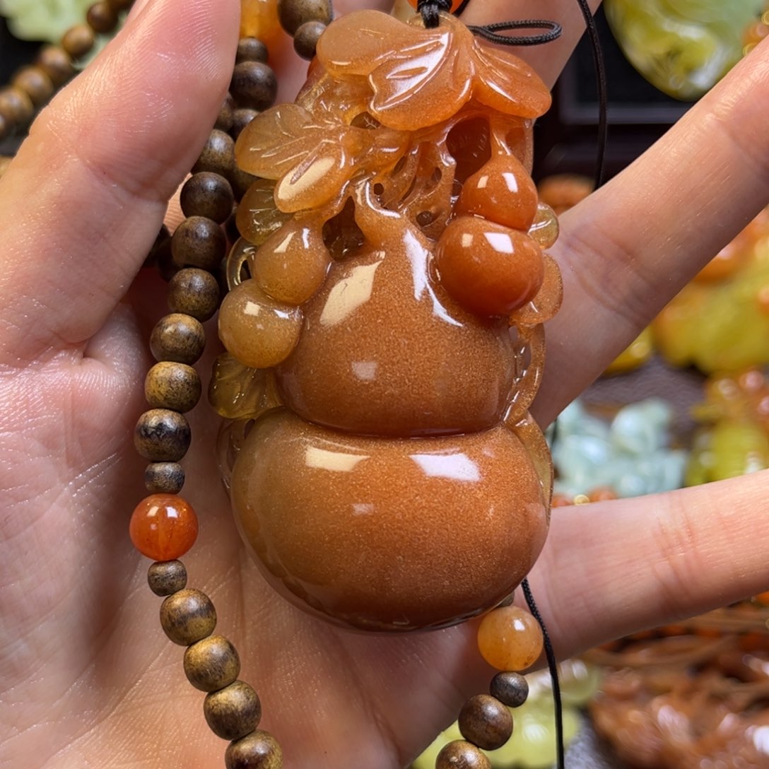边***感蛇纹石玉未镶嵌颈饰