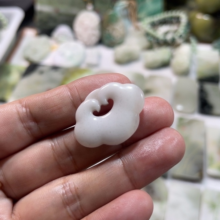 独山玉未镶嵌颈饰