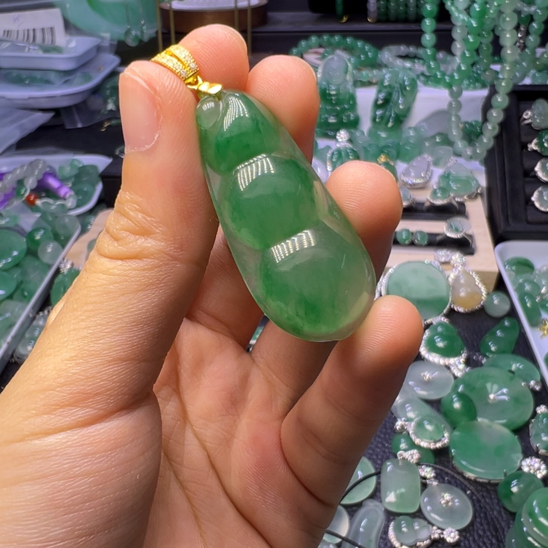 壬***弼石英质玉（非洲翠）未镶嵌颈饰