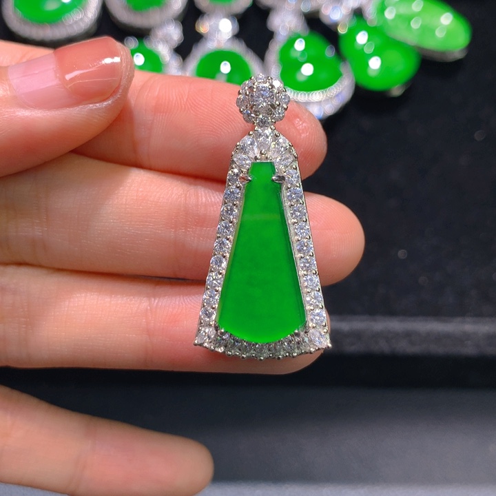 翡翠银S925镶嵌颈饰一个