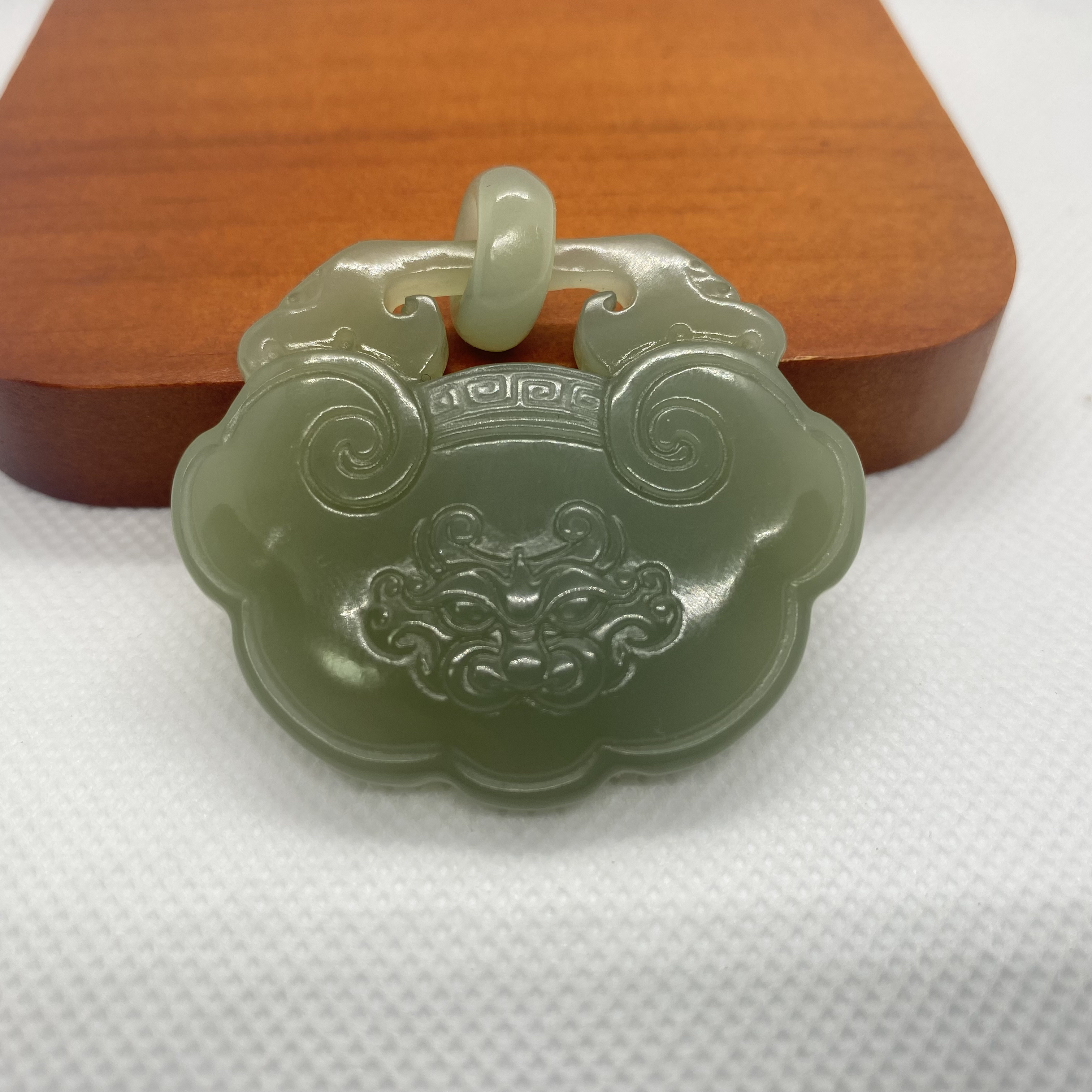 天然和田玉兽头锁 双面雕刻 男女同款挂件 直径50