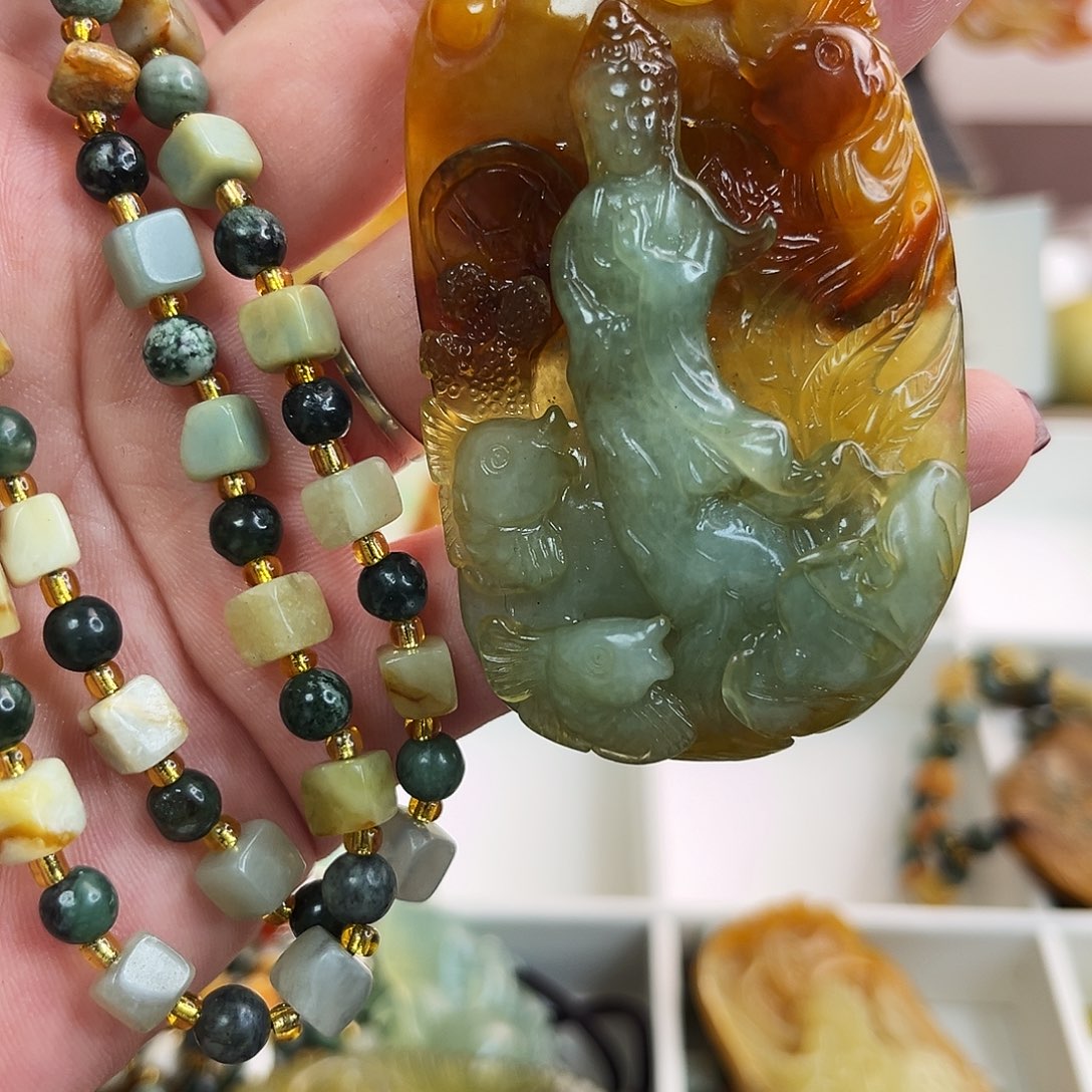 蛇纹石玉颈饰未镶嵌