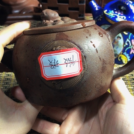 紫砂茶壶原矿泥料手工制作的紫砂壶。