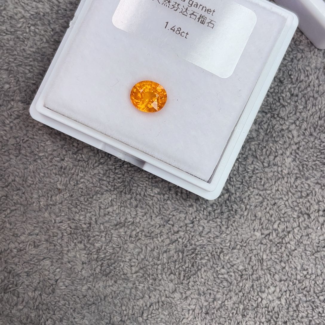 石榴石（芬达石）裸石未镶嵌1.48Ct。  