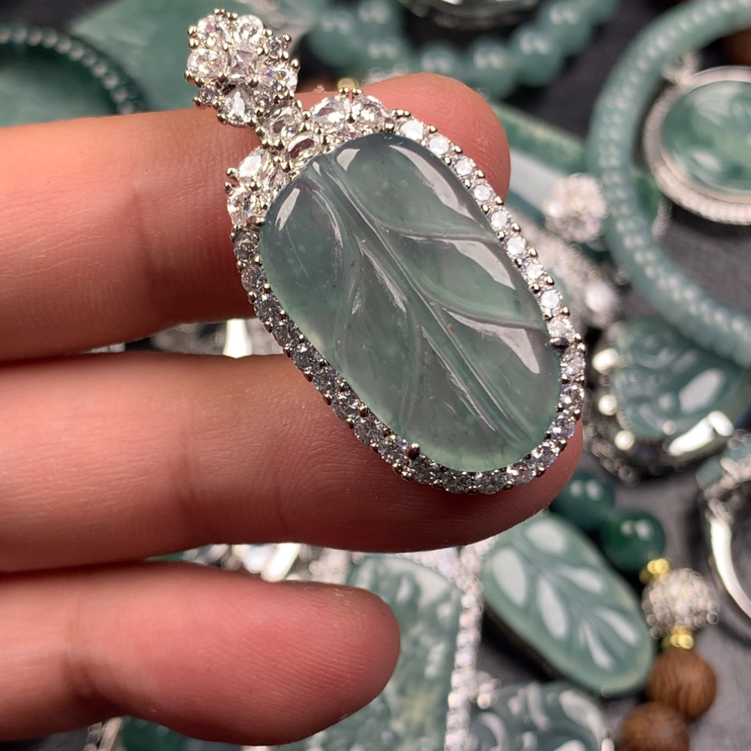 翡翠未镶嵌颈饰大叶子