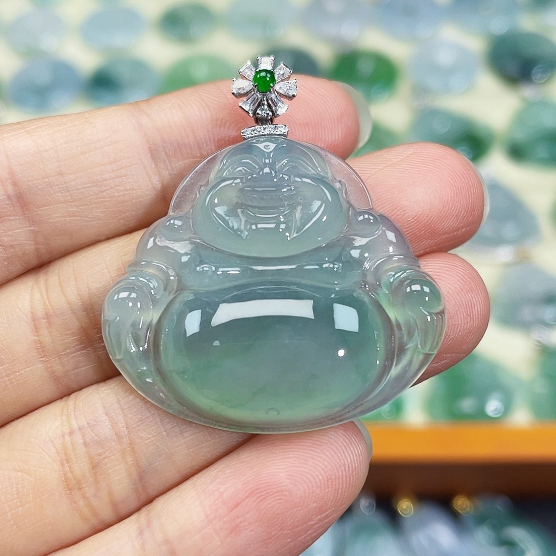 翡翠颈饰18K金镶嵌。*吊坠