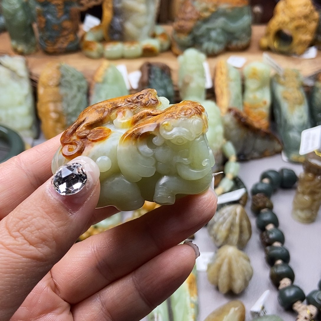 岫岩河磨玉（透闪石质玉）手把未镶嵌吃****心