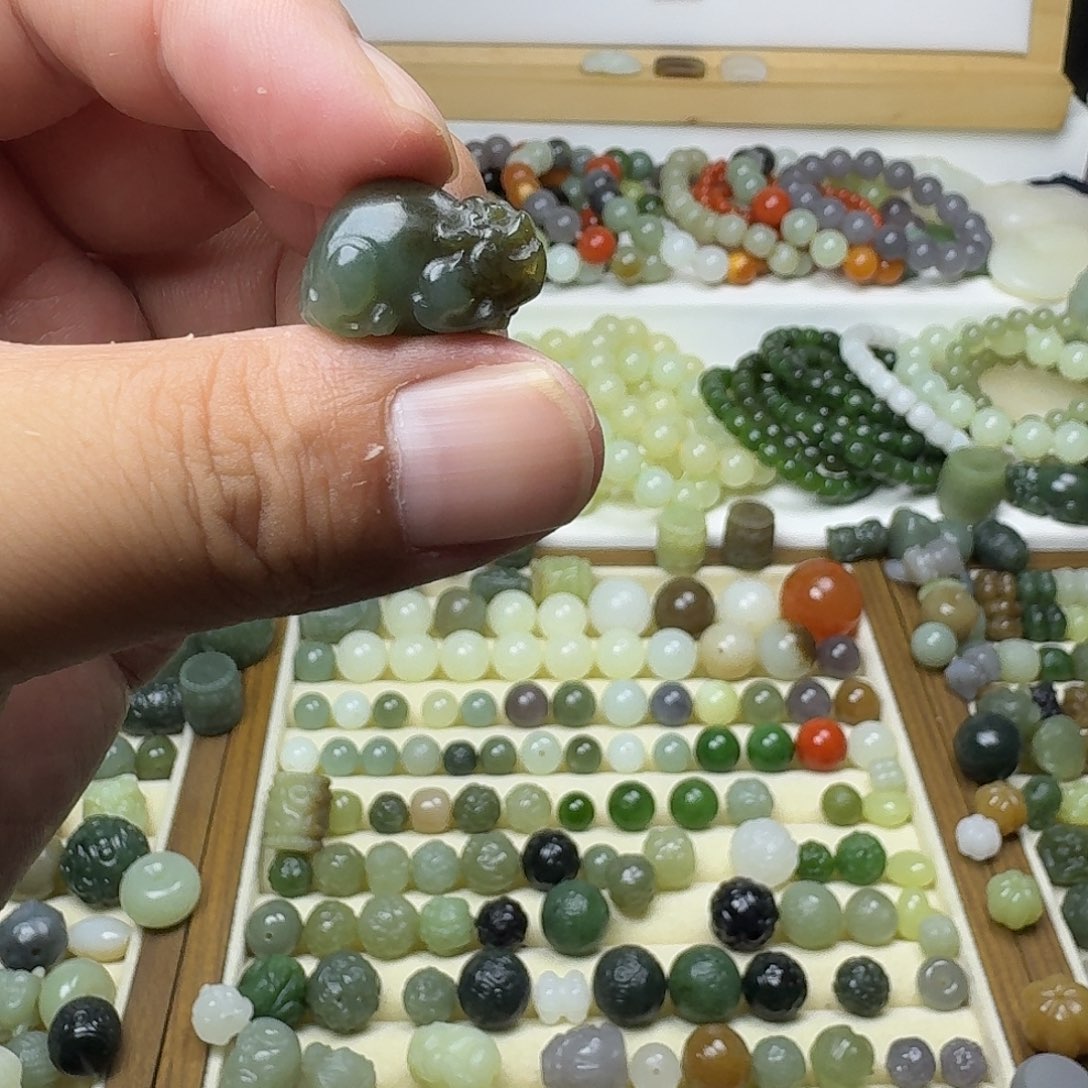 和田玉未镶嵌珠宝半成品微**雨和田玉且末带糖趴趴貔貅