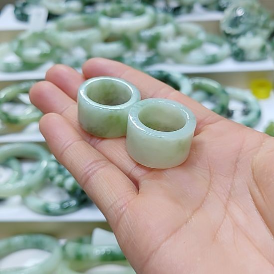 *****透闪石-蛇纹石玉未镶嵌戒指