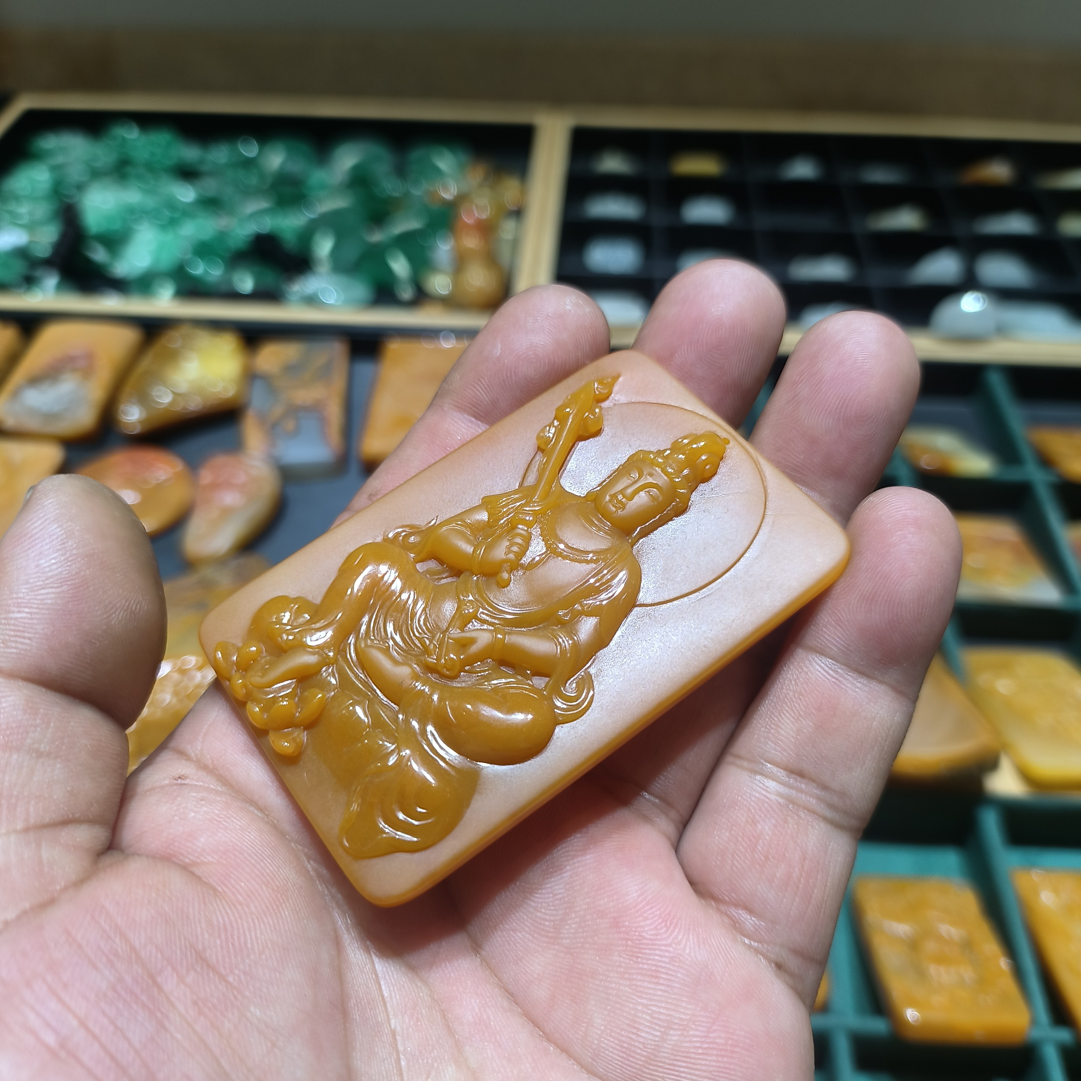 云南黄龙玉洋烟河料，质地稳定，男士挂牌