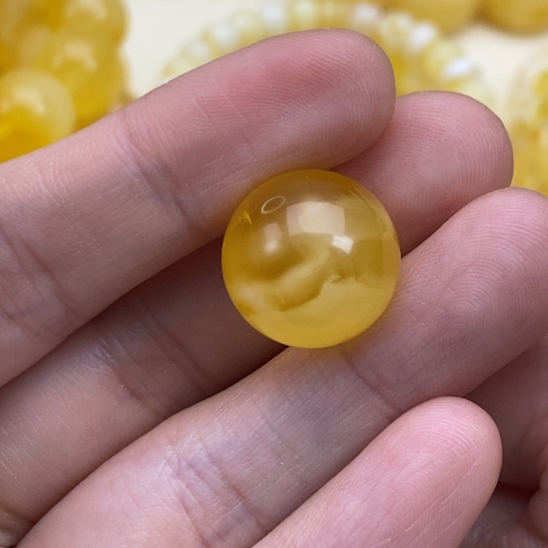 琥珀裸石未镶嵌三*鱼15.3微瑕圆珠