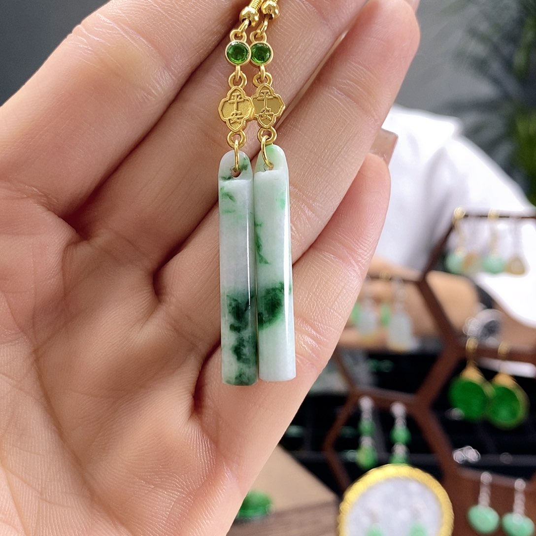 翡翠耳饰未镶嵌翡翠