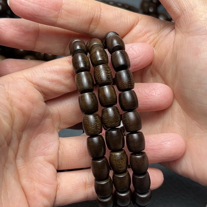 沉香手串形**路白棋玉化