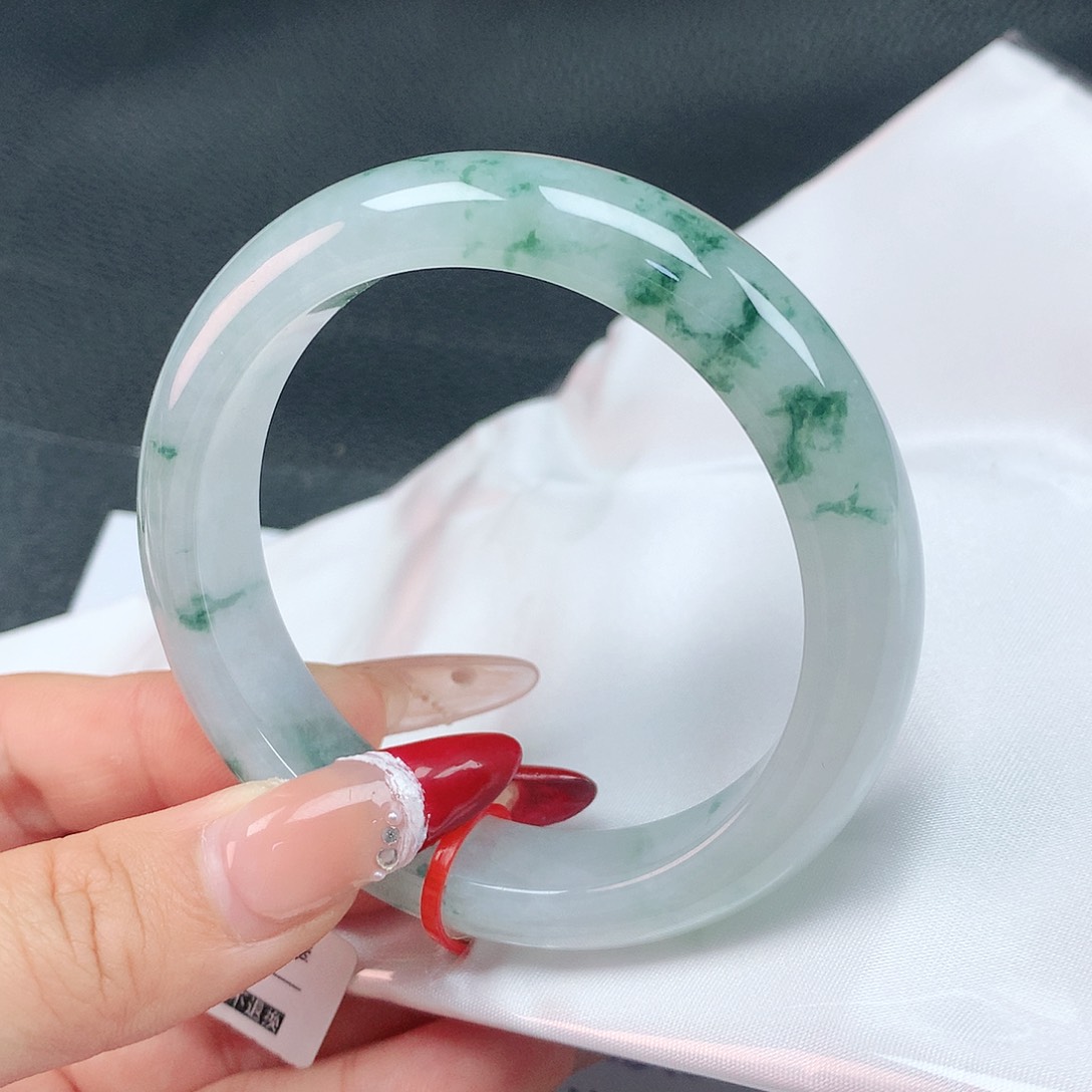 翡翠手镯未镶嵌56圈