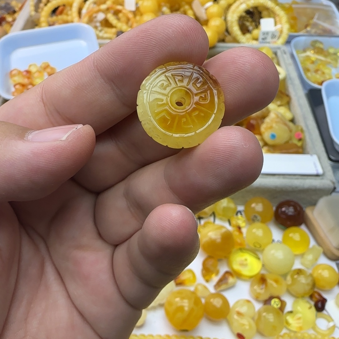 琥珀未镶嵌裸石20×6.5 1.82克有瑕