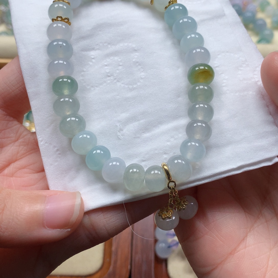 翡翠未镶嵌颈饰是