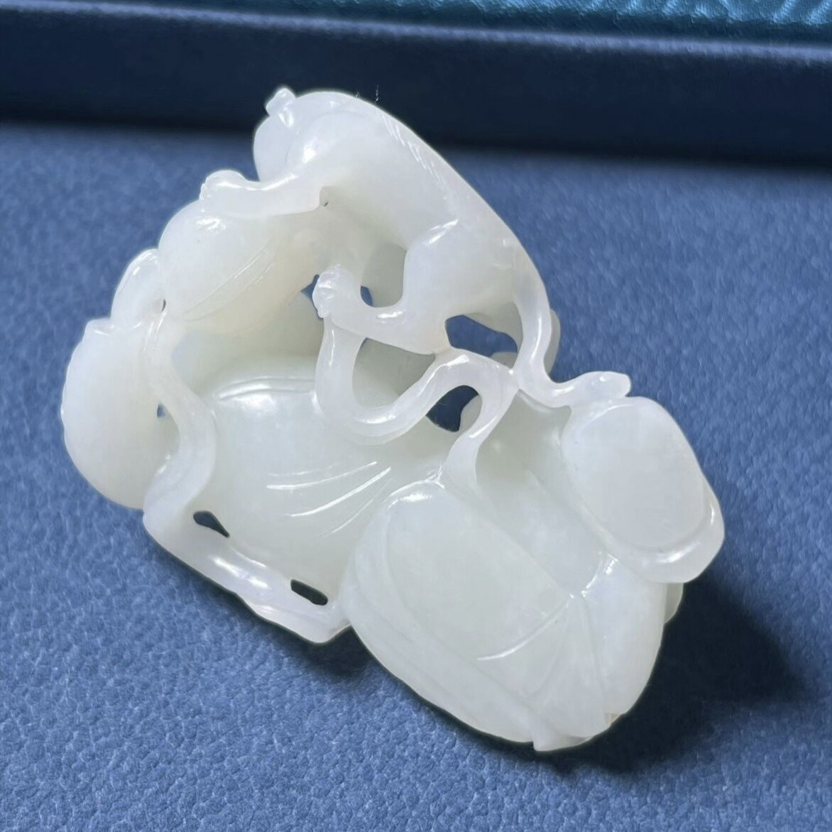 和田玉“婴戏瑞兽”雕件