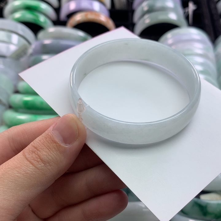 翡翠未镶嵌手镯公主