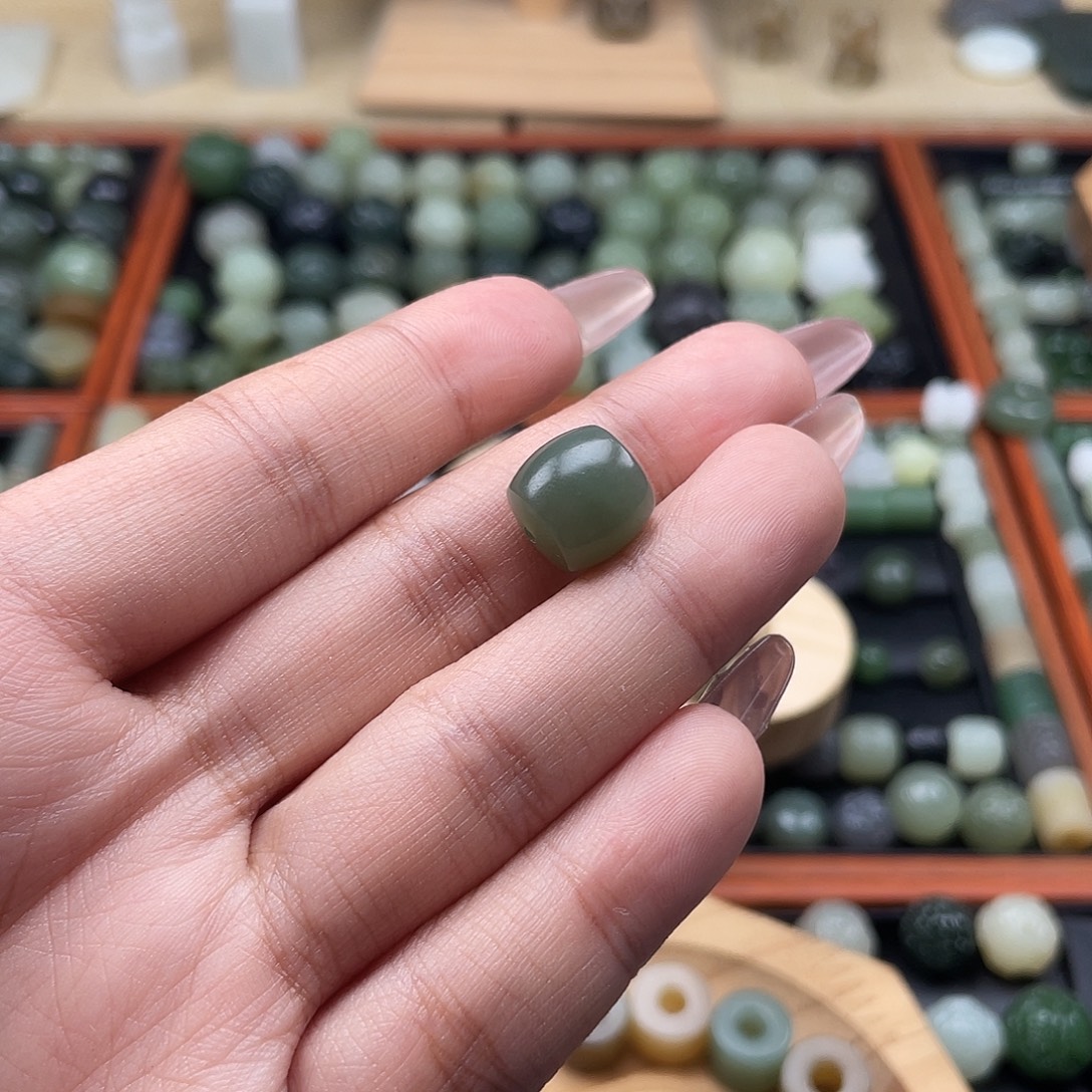 东***剪和田玉（糖玉）未镶嵌珠宝半成品