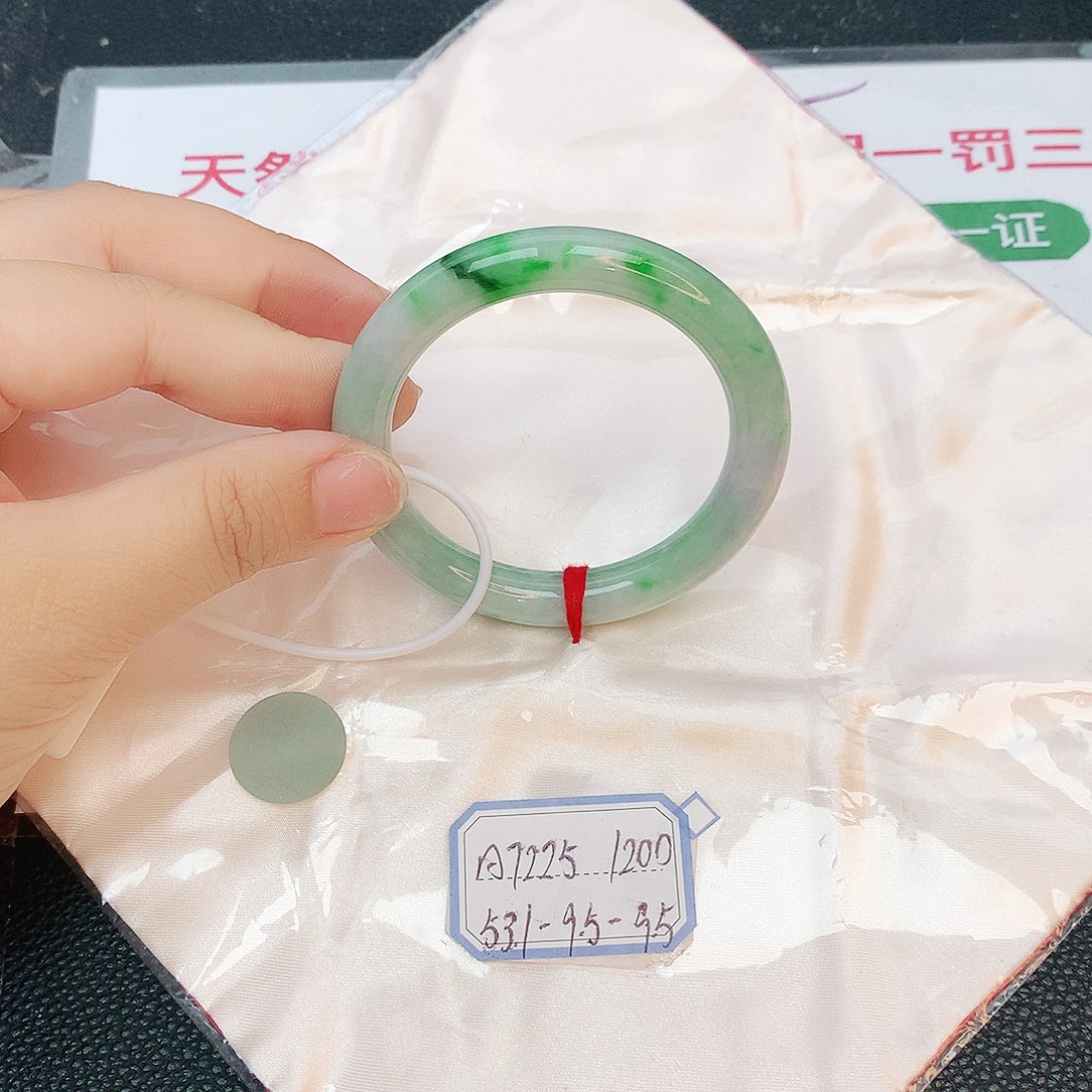 翡翠手镯未镶嵌缅甸翡翠