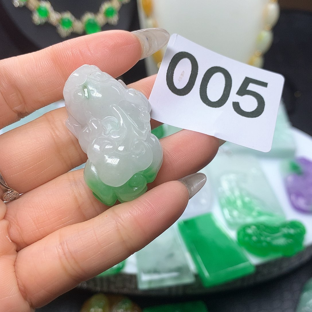 翡翠吊坠(赠链)未镶嵌