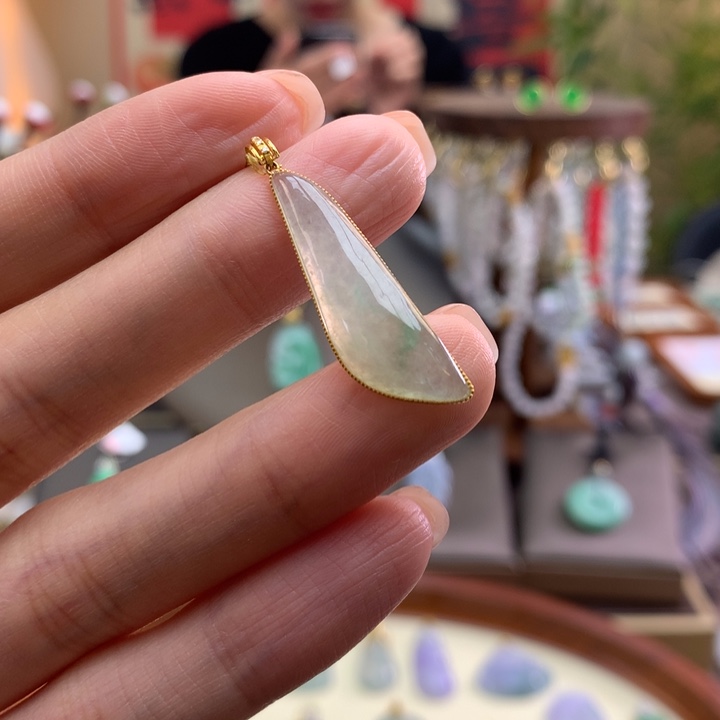 翡翠颈饰18K金镶嵌随形