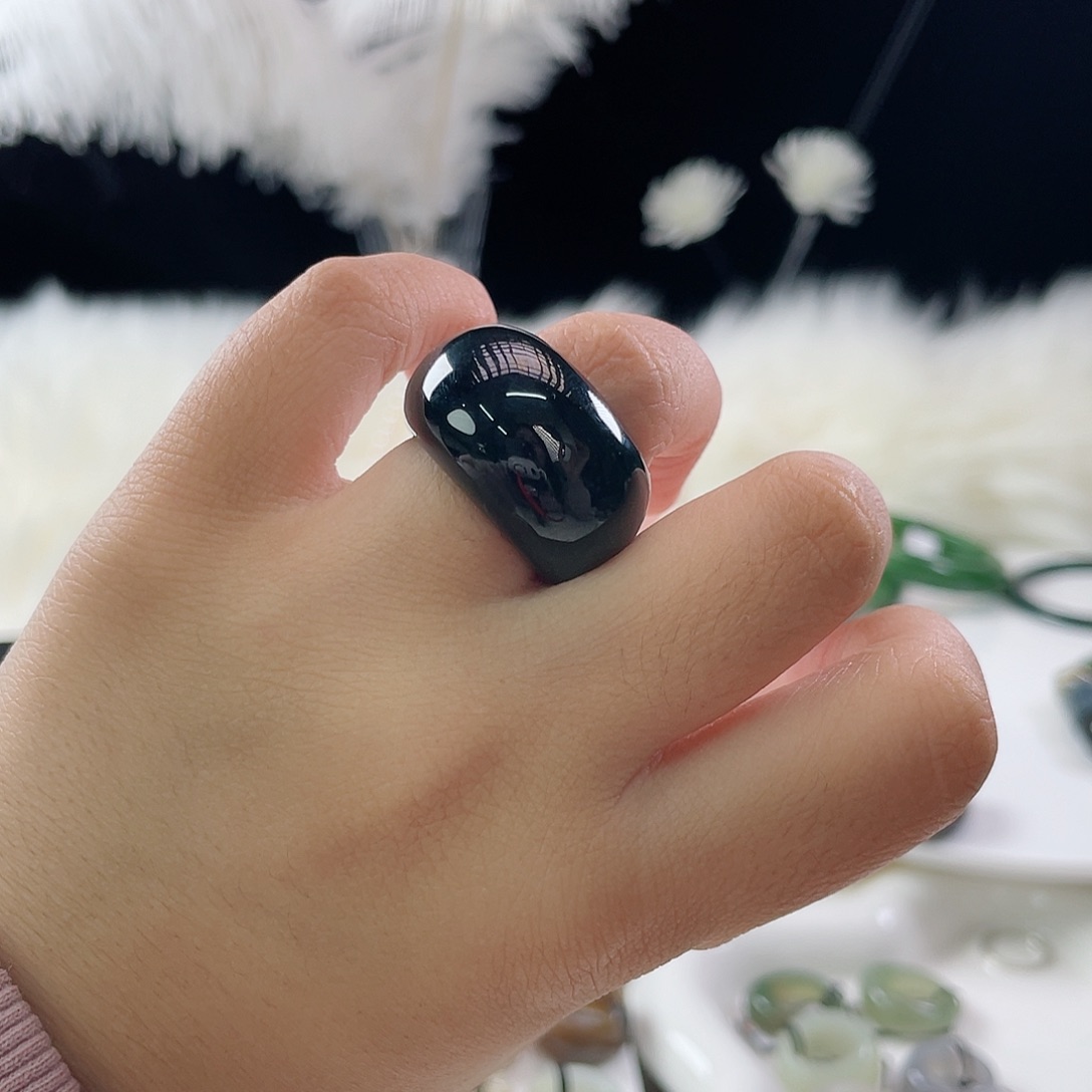 和田玉未镶嵌戒指l31。黑青馒头。18。不退换