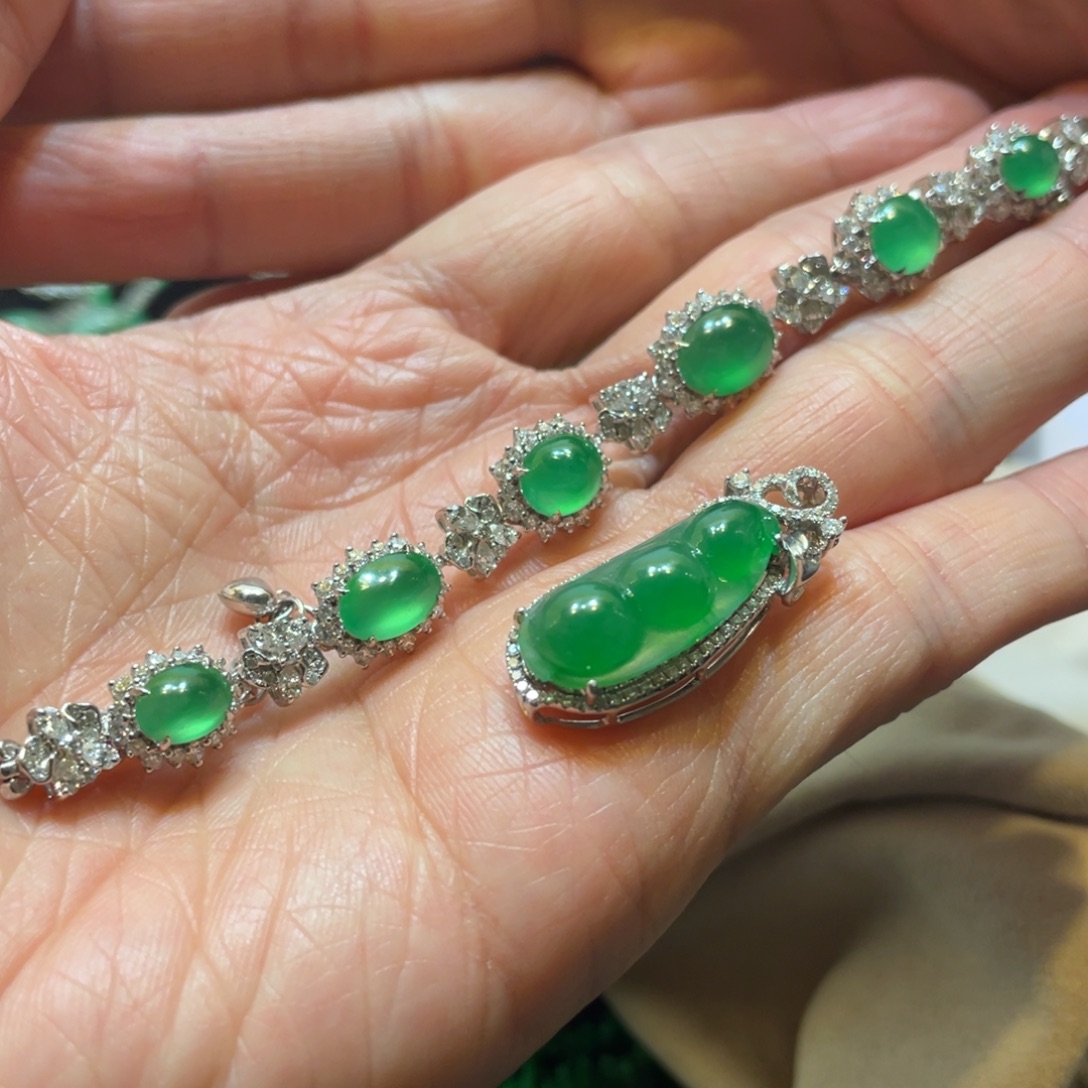 翡***6翡翠18K金镶嵌颈饰天然缅甸翡翠高冰阳绿翡翠