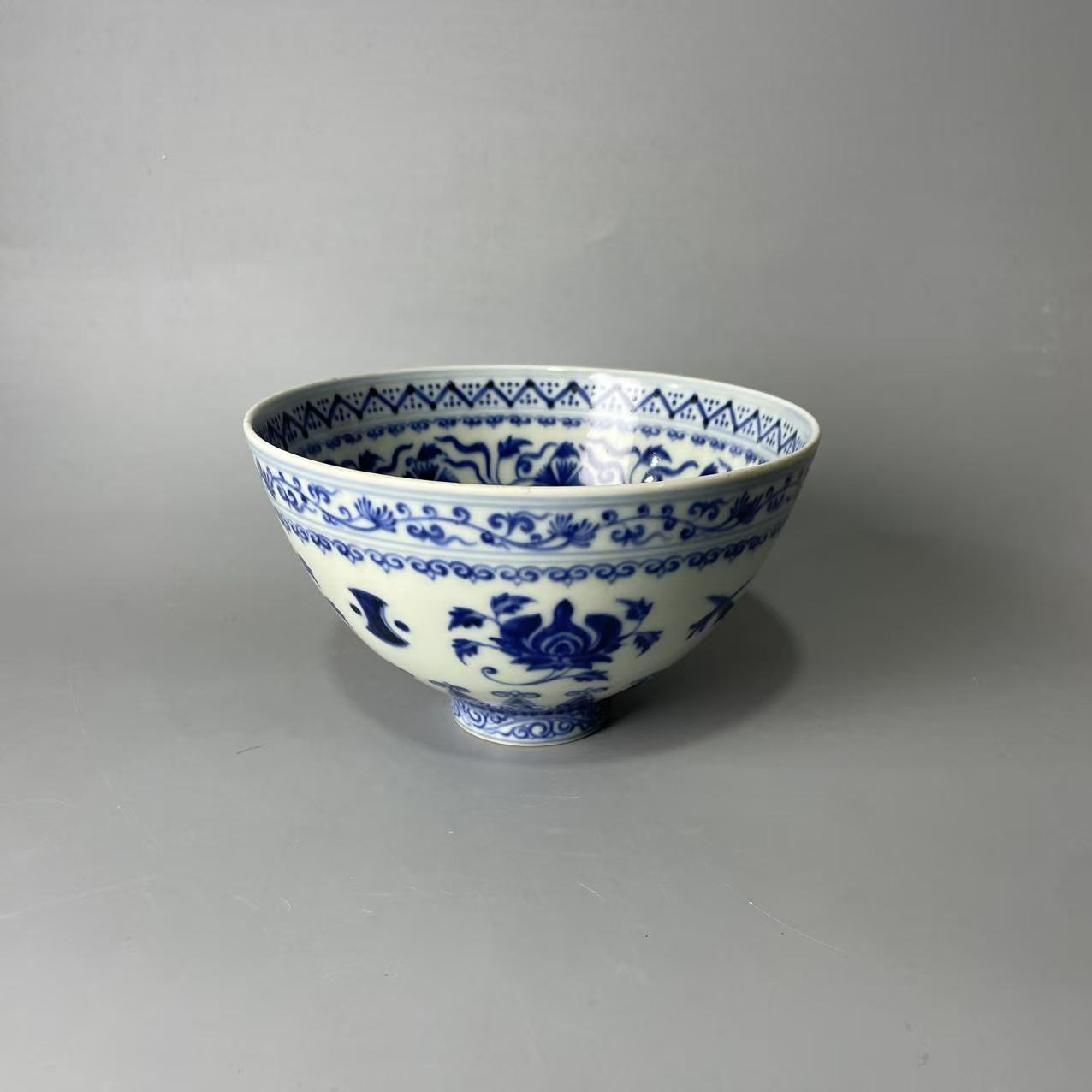 青花缠枝花卉杂宝纹鸡心碗