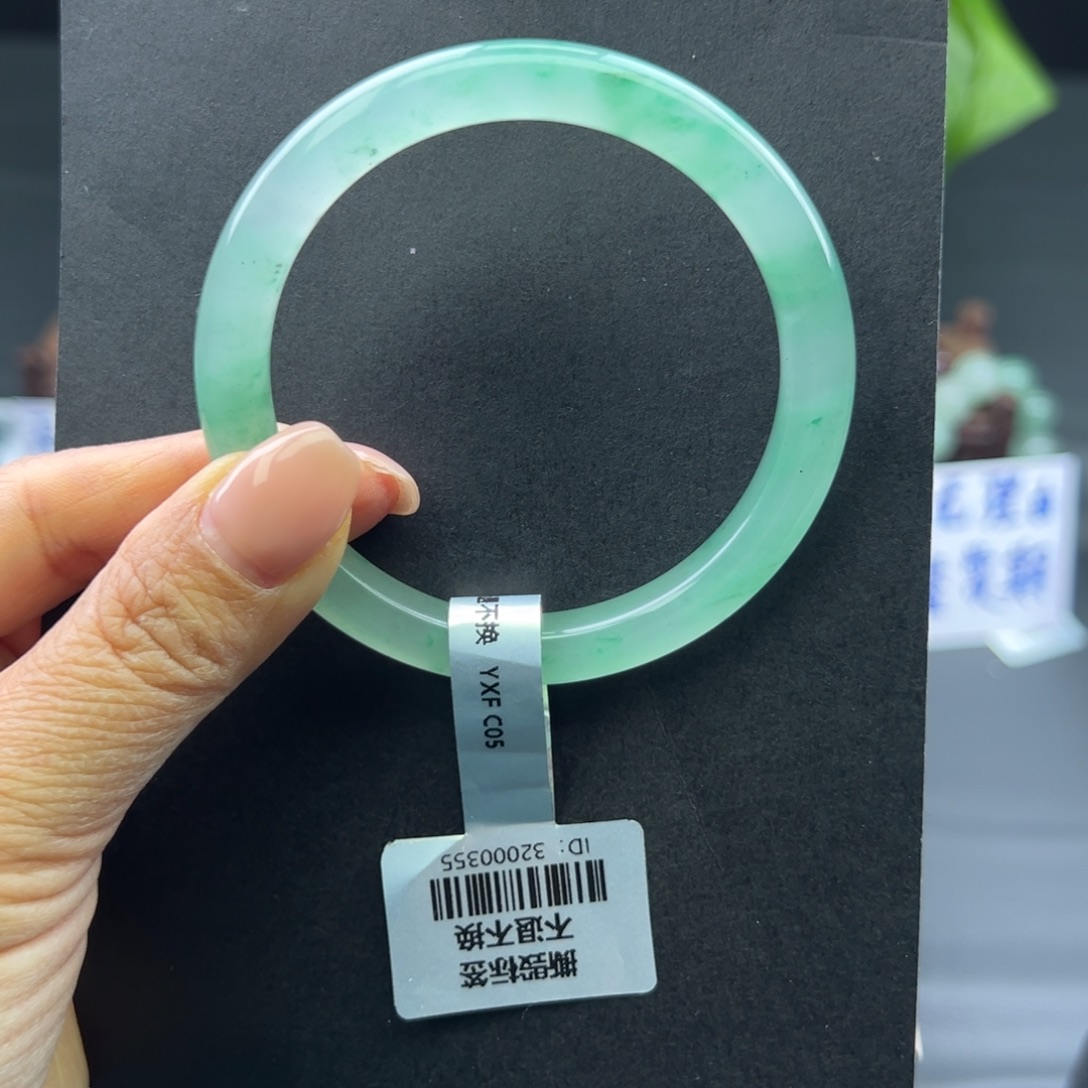 w****石英质玉（非洲翠）未镶嵌手镯
