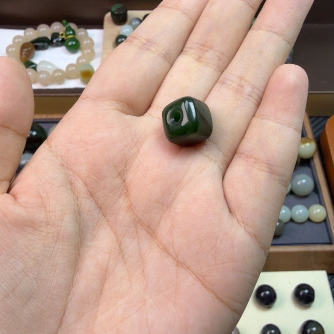 采***下和田玉未镶嵌珠宝半成品菠菜绿方块