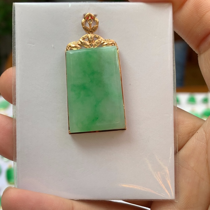 翡翠颈饰18K金镶嵌翡翠吊坠