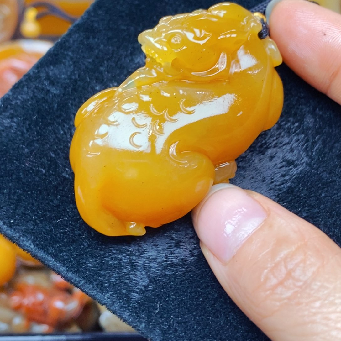 未镶嵌石英质玉（黄龙玉）颈饰