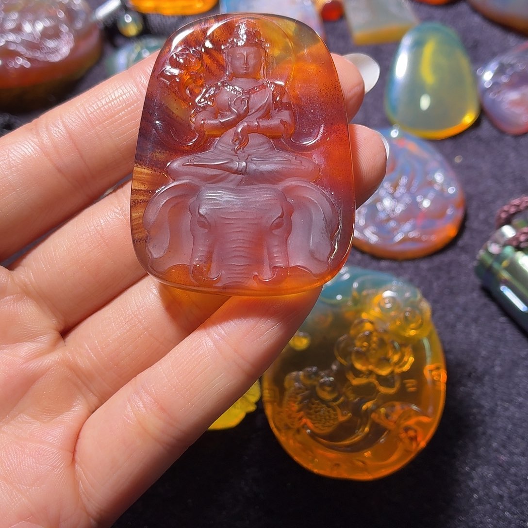 未镶嵌颈饰琥珀吊