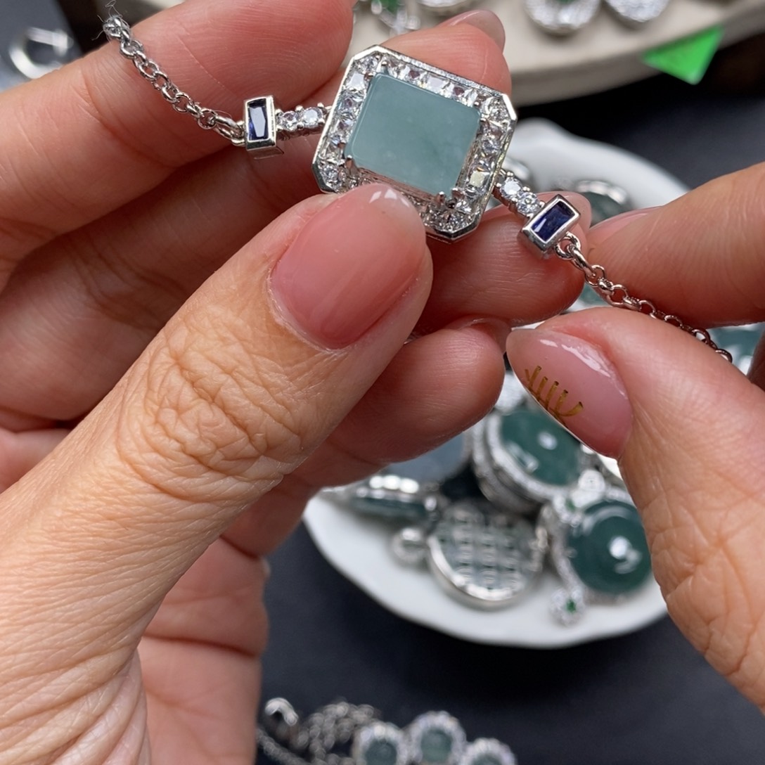 翡翠颈饰未镶嵌翡翠