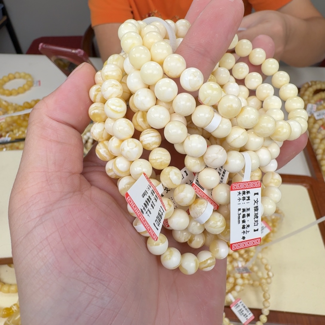 蜜蜡未镶嵌裸石多样性发其一