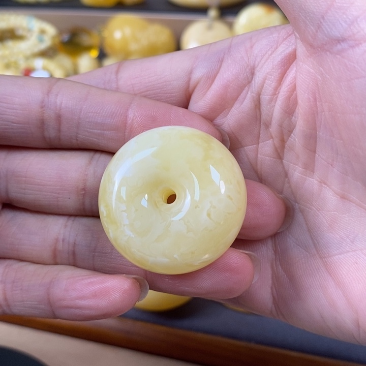 琥珀裸石未镶嵌平安扣